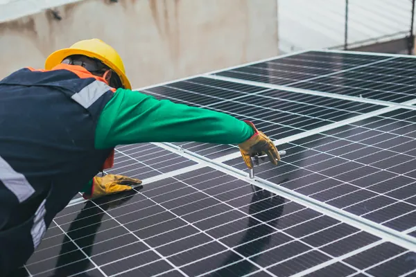 Instalador montando placas fotovoltaicas en un tejado